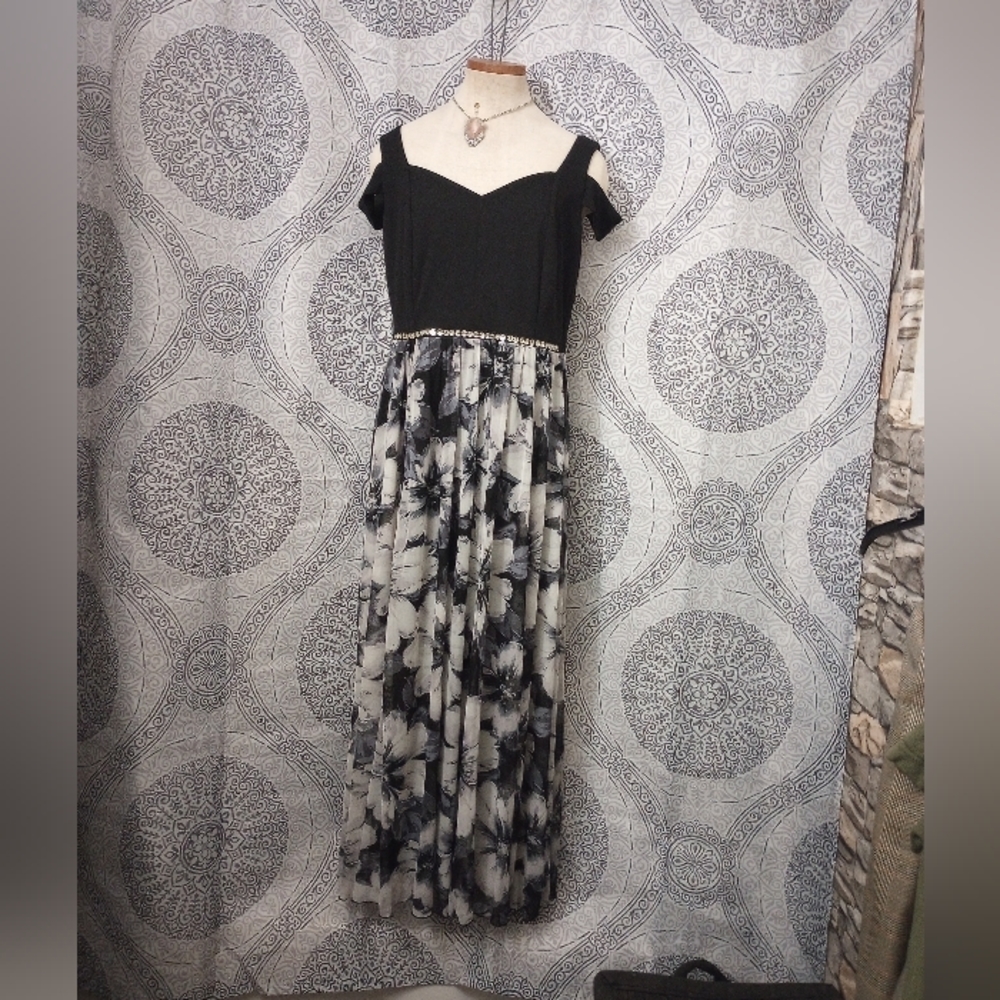 EnFocus Studio Black and White Floral Peek a Boo Shoulder Maxi Dress Size 12